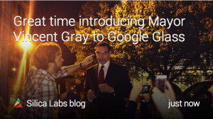 Antonio presentando Google Glass al Alcalde de Washington D.C., Vincent Gray.  