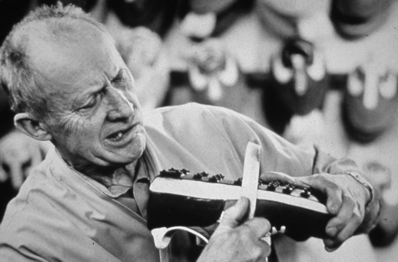 Bill Bowerman trabajando en un prototipo de zapatillas con tacos